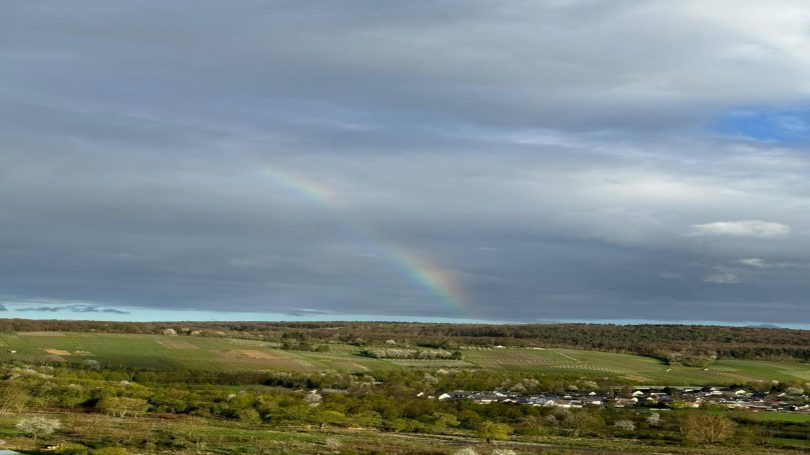 Regenbogenaussicht vom Panoramafenster 