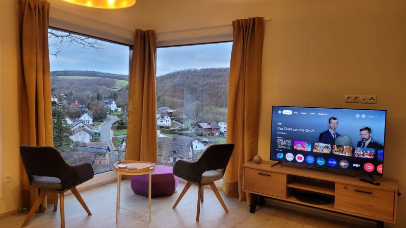 Wohnzimmer mit Panoramafenster